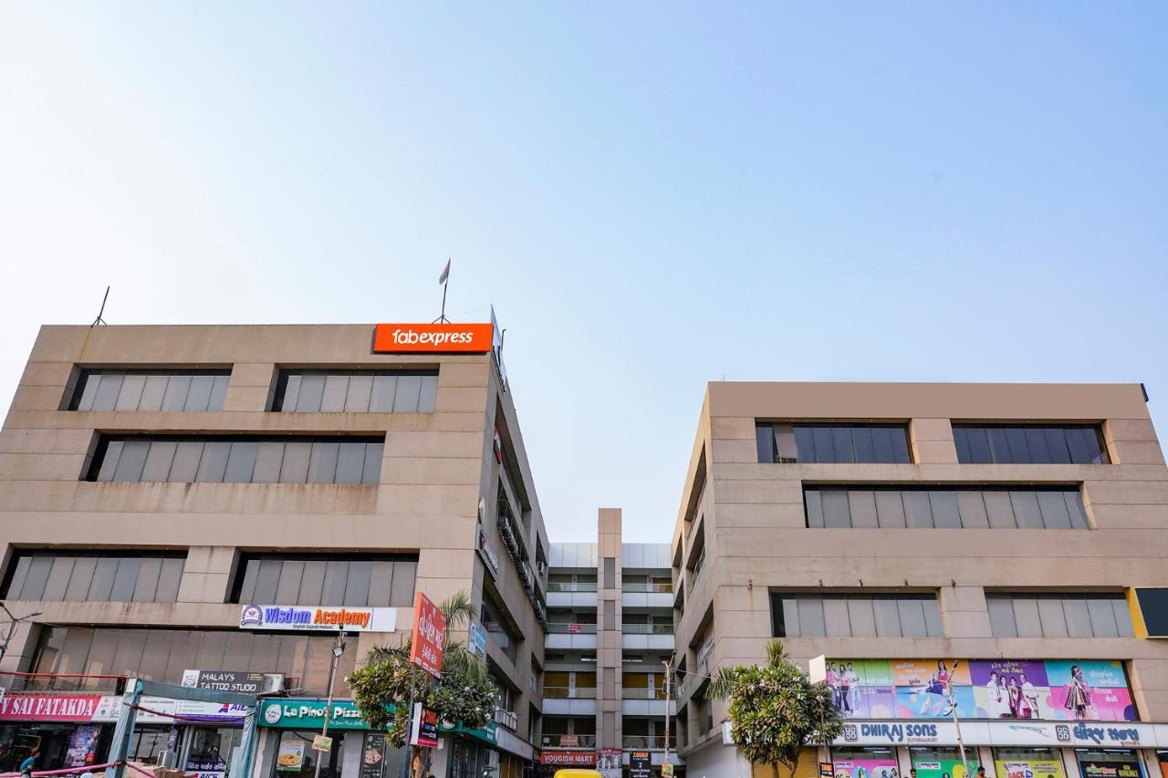 Fabexpress Blue Stone Hotel สุรัต ภายนอก รูปภาพ